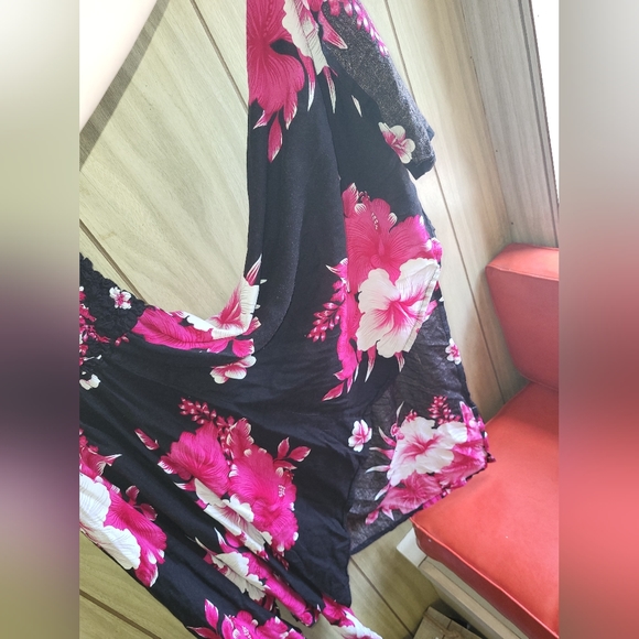 Beautiful boutique Sun/Flowy Floral Dress - Picture 4 of 8